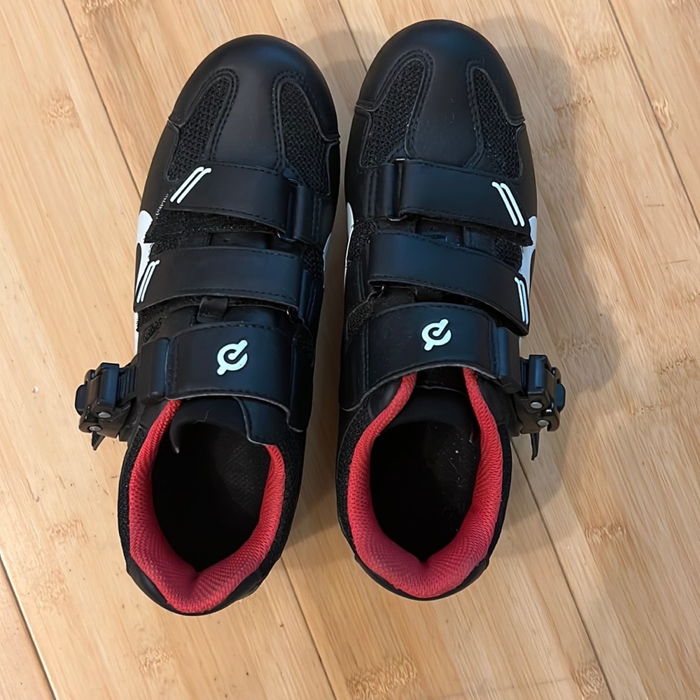 Pelaton shoes size 37 (fits like a 6)